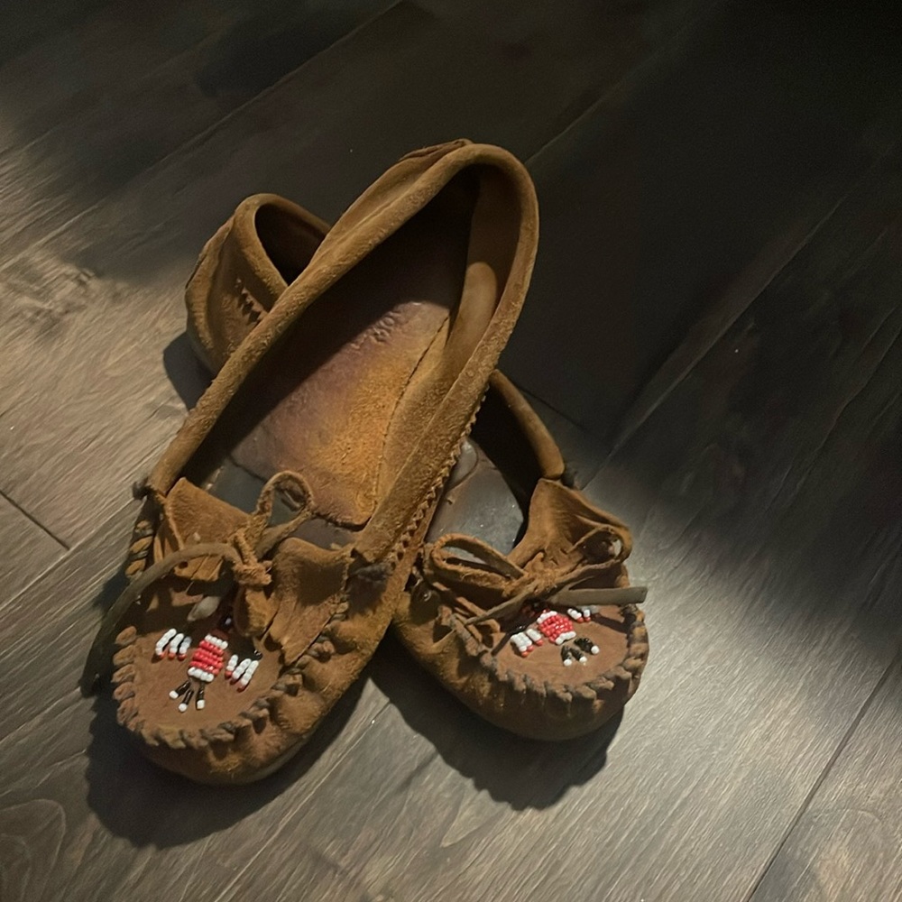 Minnetonka short moccasins size 7